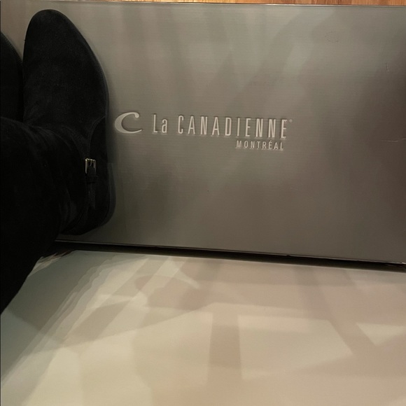 New beautiful La CANADIENNE waterproof suede black boots! Made in Canada - Picture 5 of 5